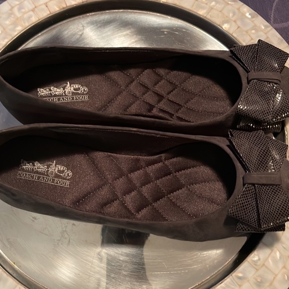 Coach Four suede Gray flats lizard bow. Padded for comfort -excellent - Picture 2 of 5